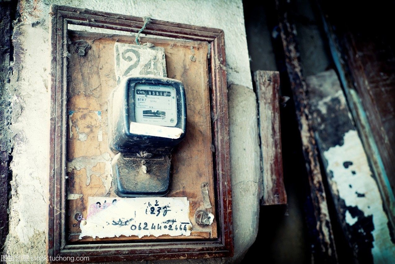 特寫的電表在土耳其氈帽建筑物的入口摩洛哥非洲。