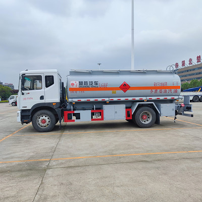 高效流動加油新選擇 東風(fēng)多利卡12方油罐車助力工地能源補給